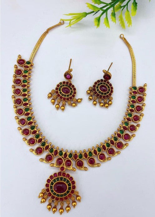 Generic Women's Classic Kampu Necklace Set (Red And Green, Free Size)